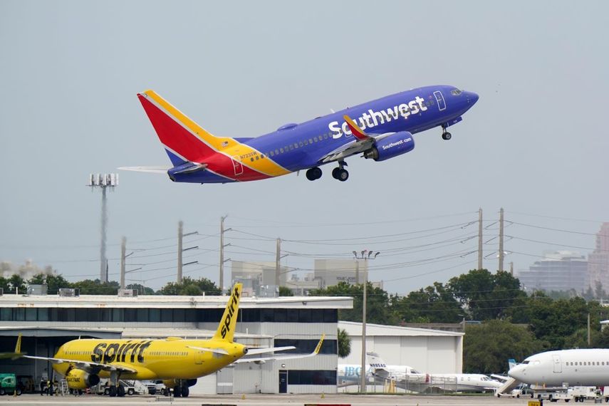 Un avión de Southwest momentos después de despegar.