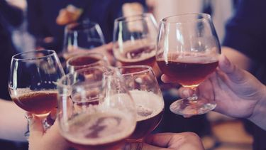 Colombia prohíbe la venta de alcohol en las regiones con mayor ocupación en UCI