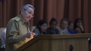 El gobernante cubano Raúl Castro llamó a&nbsp;superar la mentalidad obsoleta y llena de prejuicios contra el capital foráneo y despojarse de falsos temores hacia éste, porque no vamos ni iremos al capitalismo.