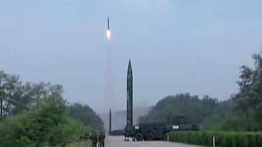 Imagen tomada de un video del canal de noticias Eurovisión donde se aprecia el lanzamiento de un misil en Corea del Norte, anterior al lanzamiento fallido detectado en la madrugada de este sábado.