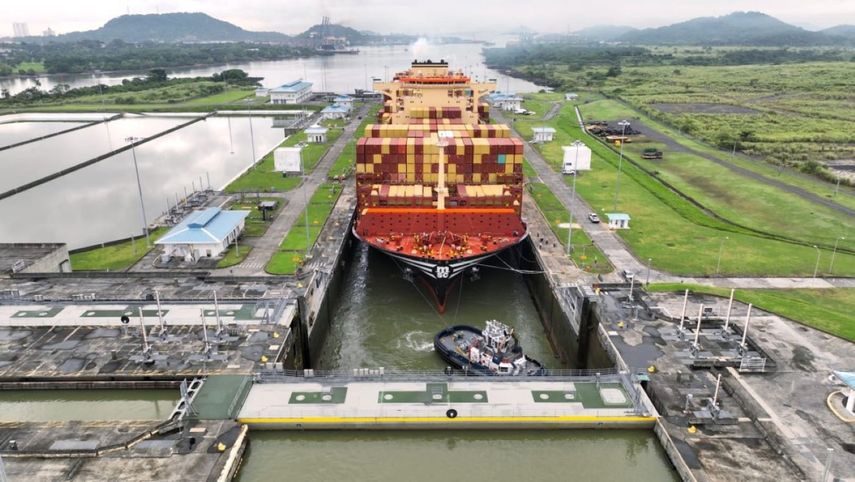 El buque portacontenedores MSC Marie transitando por el Canal de Panamá en Panamá.