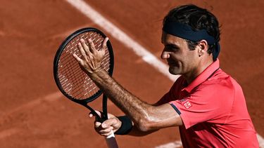 El suizo Roger Federer celebra después de ganar el partido de primera ronda contra Denis Istomin de Uzbekistán en el Roland Garros 2021 en París el 31 de mayo de 2021 &nbsp; &nbsp;