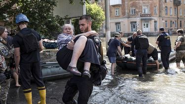 Militares ucranianos rescatan vecinos de Kherson.