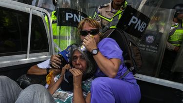 Opositores quedaron bloqueados por las fuerzas de seguridad, y la concentración fue disuelta con gases y perdigones de goma