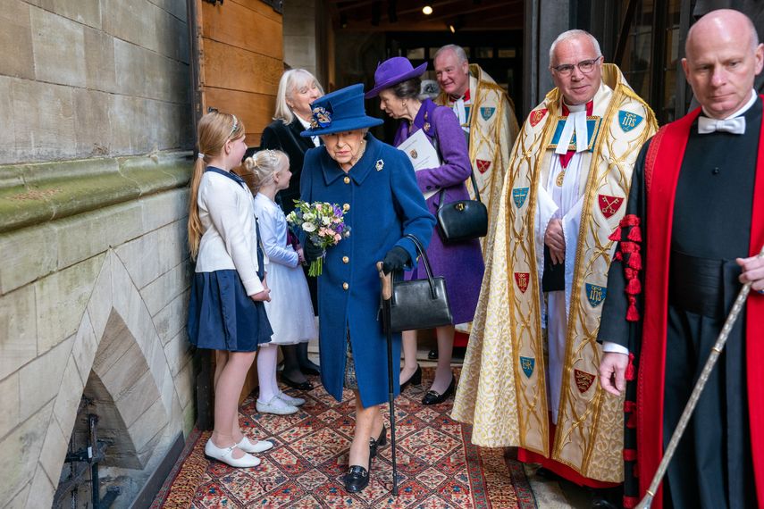 La reina Isabel II de Gran Bretaña y la princesa Ana parten después de asistir a un Servicio de Acción de Gracias para conmemorar el Centenario de la Legión Real Británica en la Abadía de Westminster en Londres el 12 de octubre de 2021.