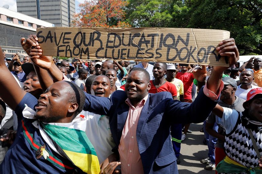 Manifestantes protestan en las inmediaciones del Parlamento en Harare (Zimbabue).