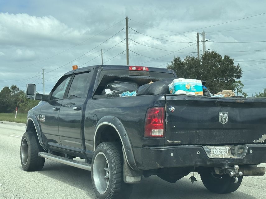 Tras el paso del huracán Milton, las carreteras de Florida se habilitaron para el traslado urgente de ayuda humanitaria.&nbsp;