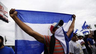 Cientos de manifestantes durante un plantón en Managua, Nicaragua, para exigir la renuncia del presidente Daniel Ortega. 
