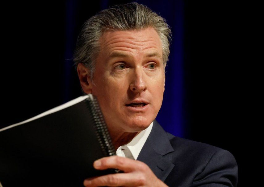 El gobernador de California, Gavin Newsom, habla en una conferencia, el 26 de febrero de 2025.