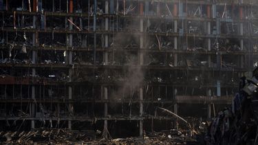 Bomberos extinguen un incendio en un centro comercial tras un ataque en Kiev, Ucrania, el lunes 21 de marzo de 2022.&nbsp;