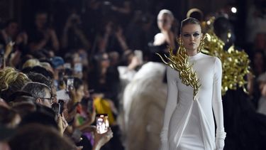 Una modelo presenta una creación de Stephane Rolland durante la Semana de la Moda de Alta Costura Femenina Otoño/Invierno 2023/2024 en París el 4 de julio de 2023. Foto Referencial. 