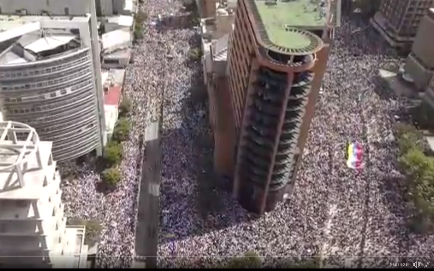 Un dron voló por Chacao durante la protesta de la oposición este 23 de enero.&nbsp;