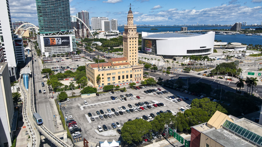 Lote propuesto para edificar la Biblioteca Presidencial Donald J. Trump, al lado de la Torre de la Libertad.