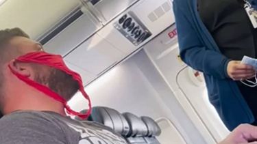 Expulsan a un pasajero de un avión en Florida por llevar un tanga como tapabocas