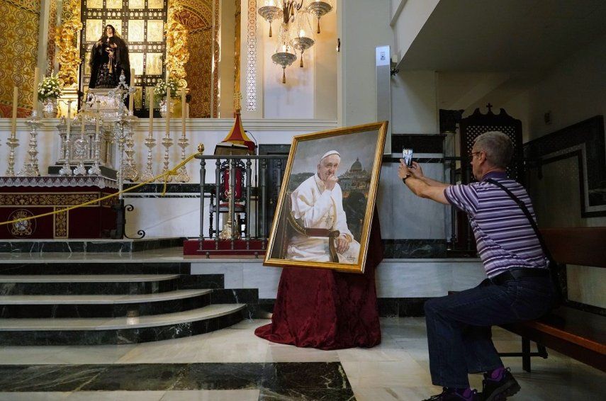 La Virgen de la Esperanza vestida de luto por el fallecimiento del Papa Francisco en la Basílica de la Esperanza. En Málaga (Andalucía, España).