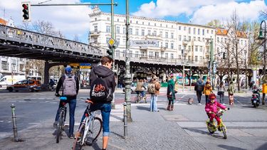 Por todo Berlín se encuentran estaciones de DB-bike. Se trata de un servicio del Deustche Bahn (el ferrocarril de Alemania) para alquiler de bicis.&nbsp;