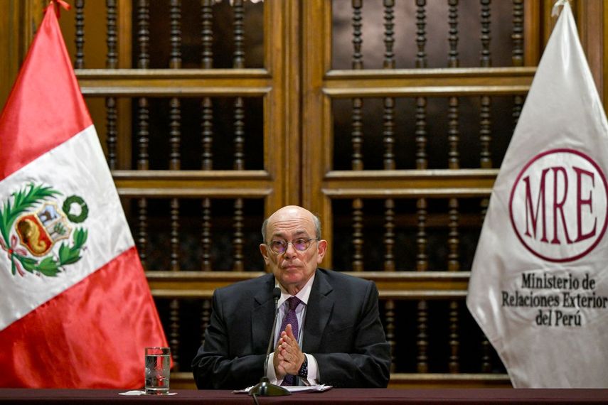 El ministro peruano, Hugo de Zela renunció el 22 de abril de 2026 en protesta por la decisión del gobierno de paralizar un acuerdo de 3.500 millones de dólares para la compra de 24 aviones de combate estadounidenses.