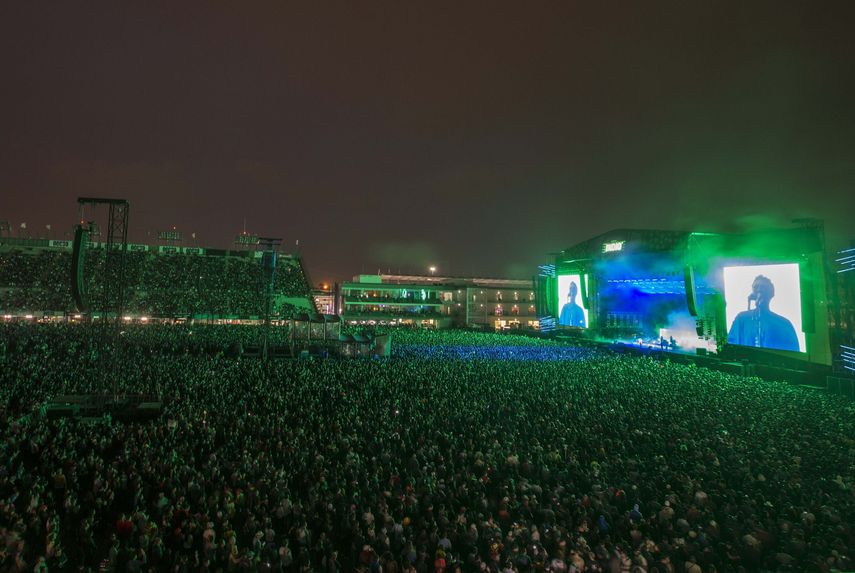 Miles de personas asisten al festival Vive Latino en la Ciudad de M&eacute;xico, el domingo 15 de marzo del 2020.