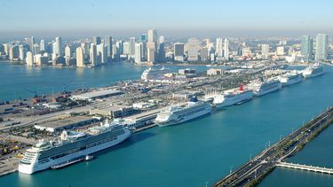 Vista del Puerto de Miami con la ciudad de MIami detrás.