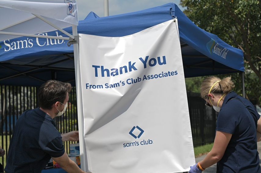 Empleados de la cadena Sams Club agradecieron el trabajo del personal de la salud en el Jackson.