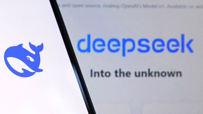 Esta ilustración fotográfica muestra el logotipo de la aplicación china DeepSeek mostrado en un teléfono móvil en Bruselas el 28 de enero de 2025. 