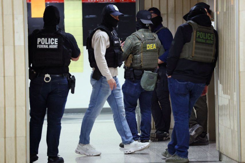 Oficiales de ICE y de la DEA en los pasillos de la corte de inmigración en el Edificio Federal Jacob K. Javitz el 10 de junio de 2025 en la ciudad de Nueva York, a la espera de los inmigrantes a quienes les fue negado el asilo.