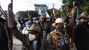 Indígenas se reúnen frente al Palacio Nacional para exigir la renuncia del presidente Alejandro Giammattei, en la ciudad de Guatemala, el martes 24 de noviembre de 2020.