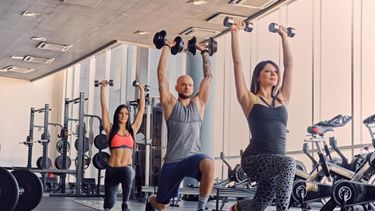  Sentadillas con pesas en un club de gimnasia