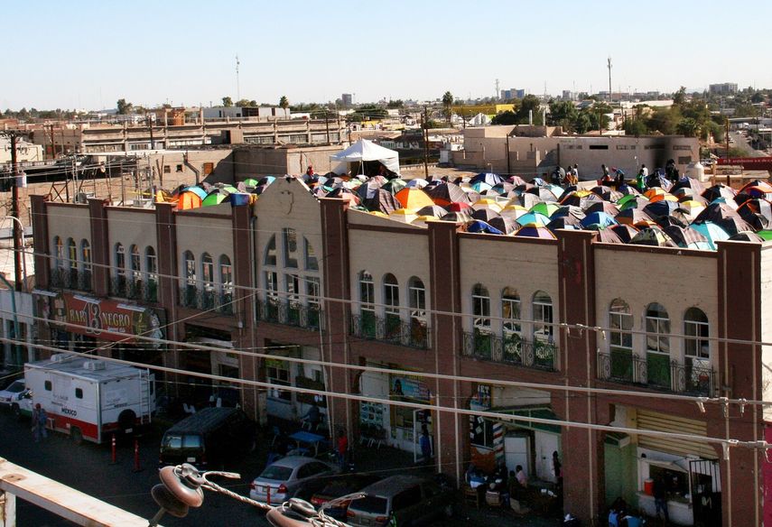 El Hotel del Migrante tiene capacidad para 600 personas. Para resolver la alta demanda de albergue se han instalado 150 tiendas de acampar en la azotea.&nbsp;