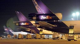 Imagen de archivo de varios aviones de la compañía mundial de paquetería express FedEx.