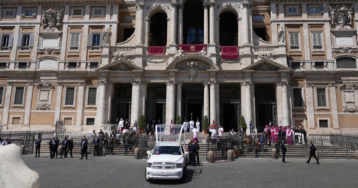 El papamóvil que trasladó los restos de Francisco fue un regalo de México