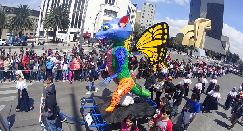 Montados en vehículos, los asistentes vieron pasar alebrijes como un león con el cuerpo de un reptil, una serpiente con alas de dragón, una jirafa multicolor, un tlacuache, entre otras figuras fantásticas.&nbsp;