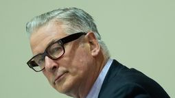 El actor estadounidense Alec Baldwin en el juicio en su contra por homicidio involuntario en Santa Fe, Nuevo México, durante la grabación de la película Rust.&nbsp;