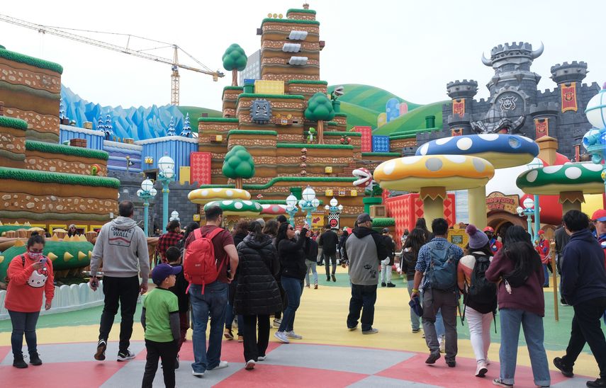 Los invitados exploran durante una vista previa de Super Nintendo World en Universal Studios en Los Ángeles, California, el 13 de enero de 2023. El primer parque temático de Nintendo se abrirá en California el próximo mes.