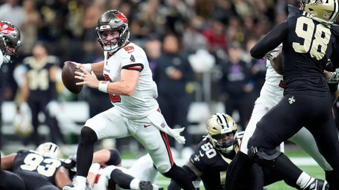 Baker Mayfield (centro), quarterback de los Buccaneers de Tampa Bay, corre con el balón en el partido contra los Saints de Nueva Orleans durante la primera mitad del juego de la NFL del domingo 13 de octubre de 2024, en Nueva Orleans.