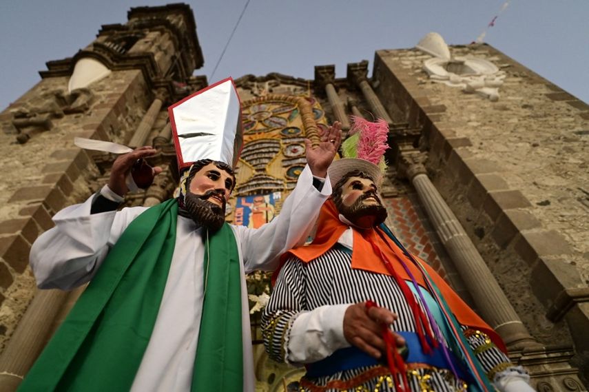 Los lugareños visten trajes típicos huehue mientras participan en el carnaval en el municipio de Tlaxcala, estado de Tlaxcala, México, el 26 de febrero de 2023.