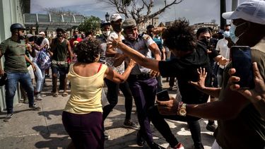 La policía agrede y detiene a un manifestante antigubernamental durante una protesta en La Habana, Cuba.