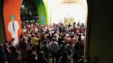 Comunidad de Weston se congrega en la parroquia St. Katharine Drexel para la inauguración del mural Santo Trotamundos en honor a Dr. José Gregorio Hernández, beato venezolano que será canonizado en octubre.&nbsp;