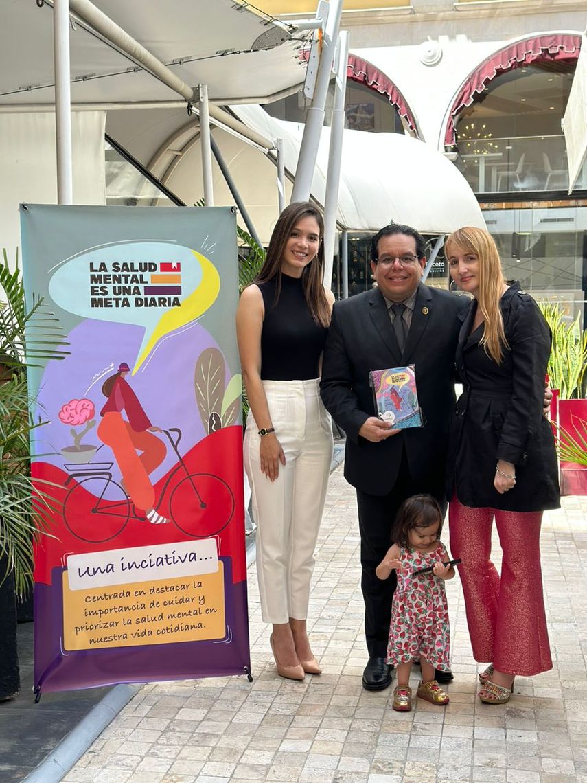 La directora del Centro de Orientación Psicológica Cuántico, Maira Alexandra, junto a los doctores Gilberto Alda y María Luisa de Aldana en el evento La salud mental es una meta diaria.