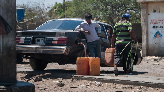 El tráfico ilegal de gasolina es el negocio  principal en la Guajira venezolana, a unos kilómetros de la frontera con  Colombia.