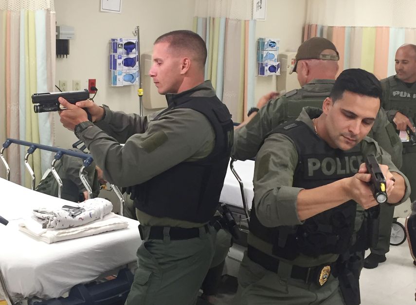 El equipo de respuesta rápida SWAT participó en el ejercicio policial.