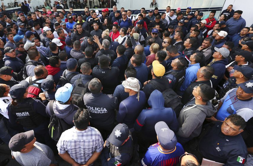 Policías Federales protestan ante la sede de ese cuerpo de seguridad en Ciudad de México.