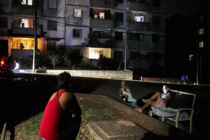 Residentes del barrio Naranjal Norte toman aire fresco durante un apagón nocturno de 7 horas en la provincia de Matanzas, Cuba, el 29 de mayo de 2024