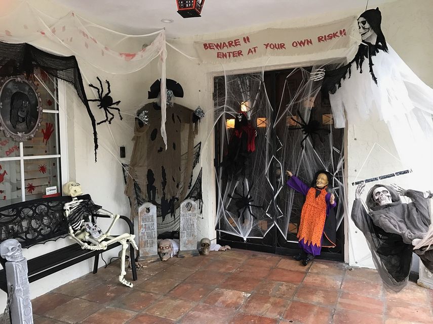 Casa decorada con motivo de la celebración de la Noche de las Brujas o&nbsp;Halloween, en Coral Gables, Florida, Estados Unidos.