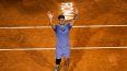 El español Carlos Alcaraz celebra tras ganar su partido individual masculino contra el serbio Laslo Djere durante el torneo de tenis ATP Roma Open en el Foro Itálico de Roma el 11 de mayo de 2025. 