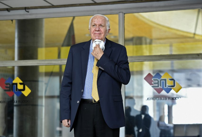 En esta foto de archivo tomada el 15 de junio de 2020 el nuevo vicepresidente y rector del Consejo Nacional Electoral de Venezuela (CNE), Rafael Sim&oacute;n Jim&eacute;nez, quien tom&oacute; posesi&oacute;n el viernes, posa para fotograf&iacute;as al llegar a la sede del CNE en Caracas. para la primera sesi&oacute;n en la que toman posesi&oacute;n las nuevas autoridades. Rafael Sim&oacute;n Jim&eacute;nez, &uacute;nico opositor al gobierno en el CNE, renunci&oacute; el 6 de agosto de 2020, cuatro meses antes de las elecciones parlamentarias en Venezuela, que se realizar&aacute;n el 6 de diciembre, boicoteadas por los principales partidos de oposici&oacute;n.