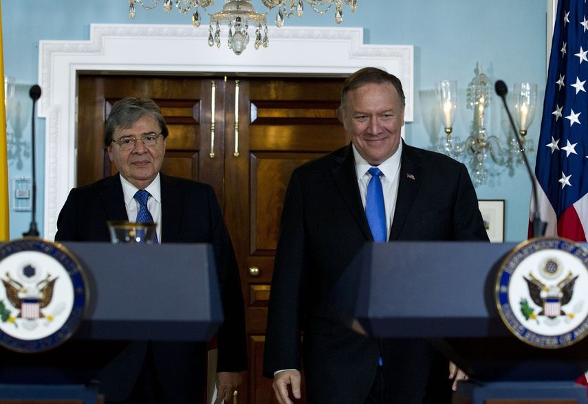 El secretario de Estado Mike Pompeo y el canciller colombiano Carlos Holmes Trujillo llegan a una reuni&oacute;n con periodistas en el marco de una reuni&oacute;n bilateral en Washington el mi&eacute;rcoles 9 de octubre de 2019.