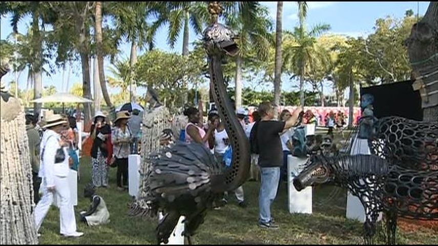 Cientos de personas han visitado ya las exhibiciones al aire libre de la 53º edición del Festival Anual de Arte de Coconut Grove. (Cortesía WSVN)