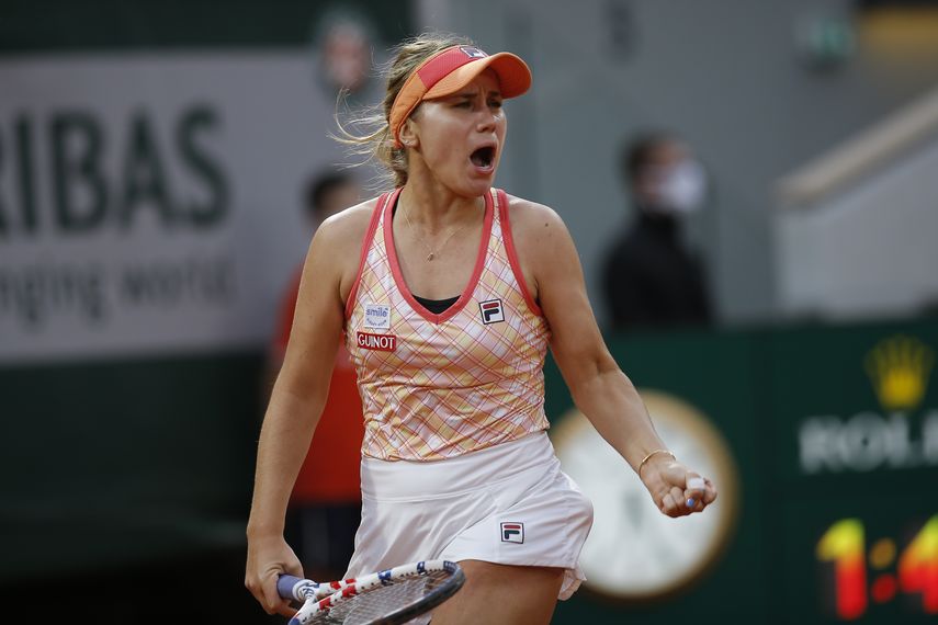 Sofia Kenin, de Estados Unidos, aprieta el pu&ntilde;o despu&eacute;s de anotar un punto contra Petra Kvitova de la Rep&uacute;blica Checa en el partido semifinal del torneo de tenis Abierto de Francia en el estadio de Roland Garros en Par&iacute;s, Francia, el jueves 8 de octubre de 2020&nbsp;