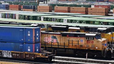 Trenes de Union Pacific en una zona de carga de contenedores en Los Ángeles, California.